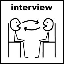 deux personnages parlent ensemble lors d'une interview