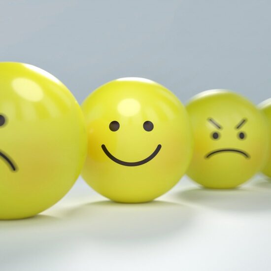 Smileys avec différentes émotions : joie, colère, tristesse