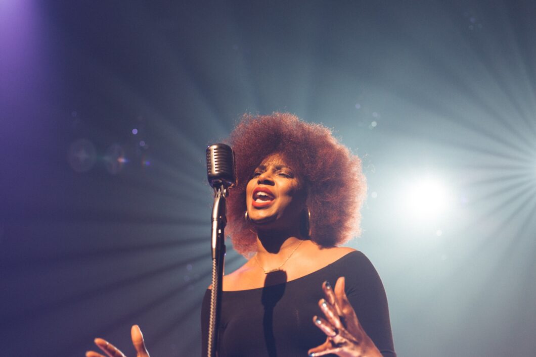 une chanteuse afro donne de la voix sur scène lors d'un concert