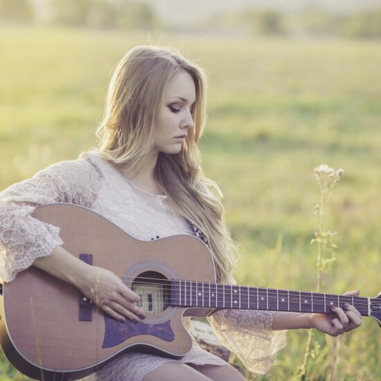 femme qui joue de la guitare en pleine nature