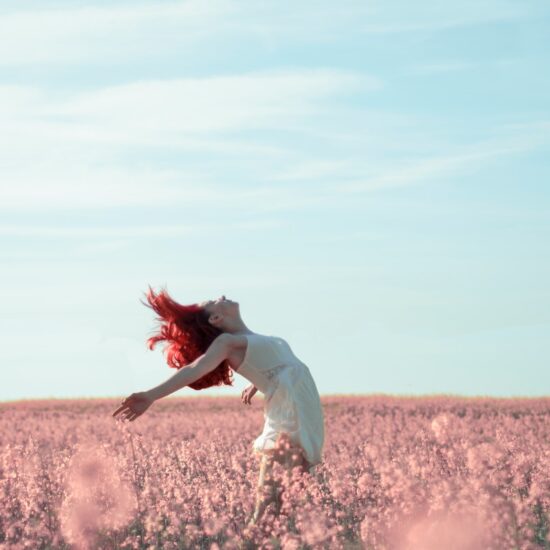 femme libre et sereine dans un champ de fleurs