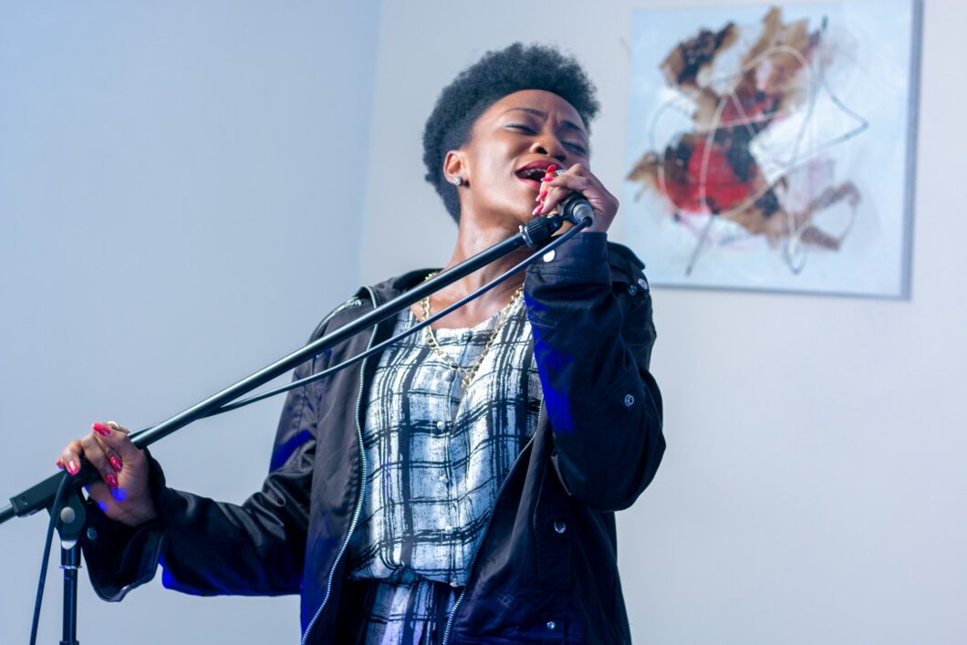 femme noire en train de chanter