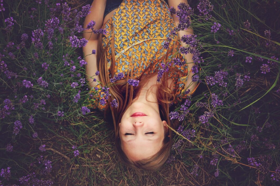 femme sereine étendue dans un champ de fleurs