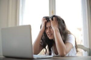 Femme stressée devant son ordinateur