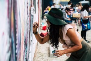 Femme artiste en train de peindre sur un mur
