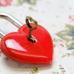 un cadenas en forme de coeur est ouvert avec une clé