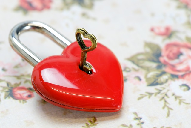un cadenas en forme de coeur est ouvert avec une clé
